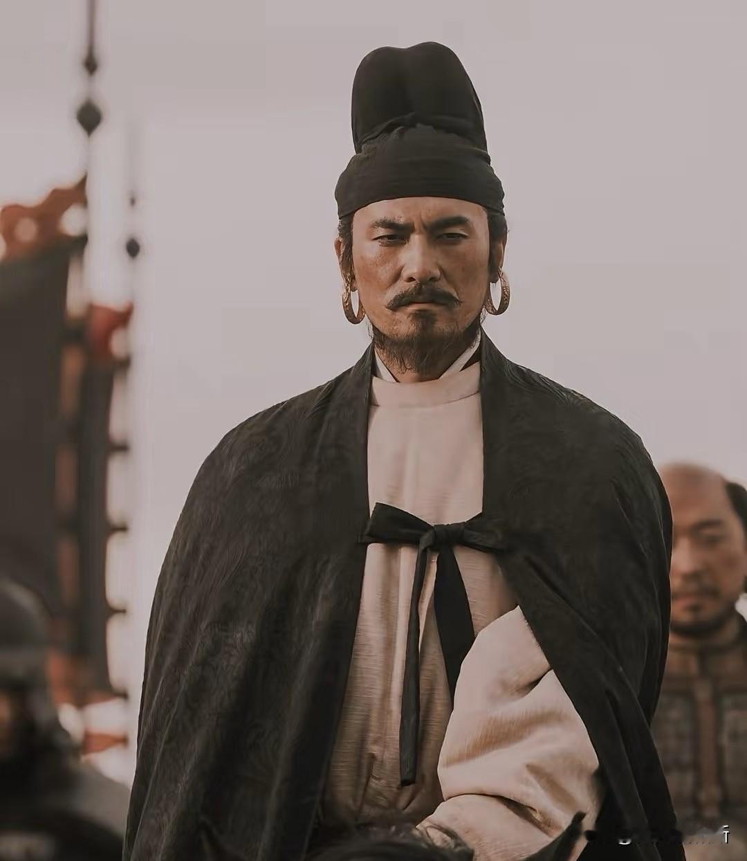 仔细看饰演耶律德光演员的扮相，越看越觉得奇怪，明明是契丹人，却穿着一身唐装，