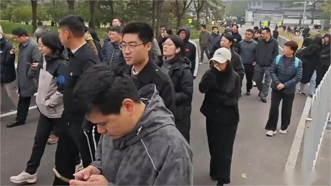 杨振宁先生的告别仪式启幕了,这位贯穿一个时代的物理学巨擘,终究与我们彻底告别。北
