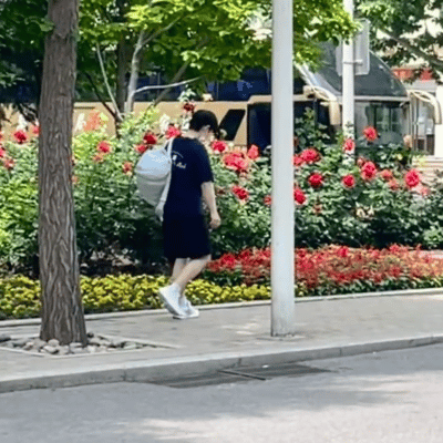 5.19日，新鲜的莎莎，背着包坐大巴车去训练。伦敦世乒赛结束后，大家有一个短