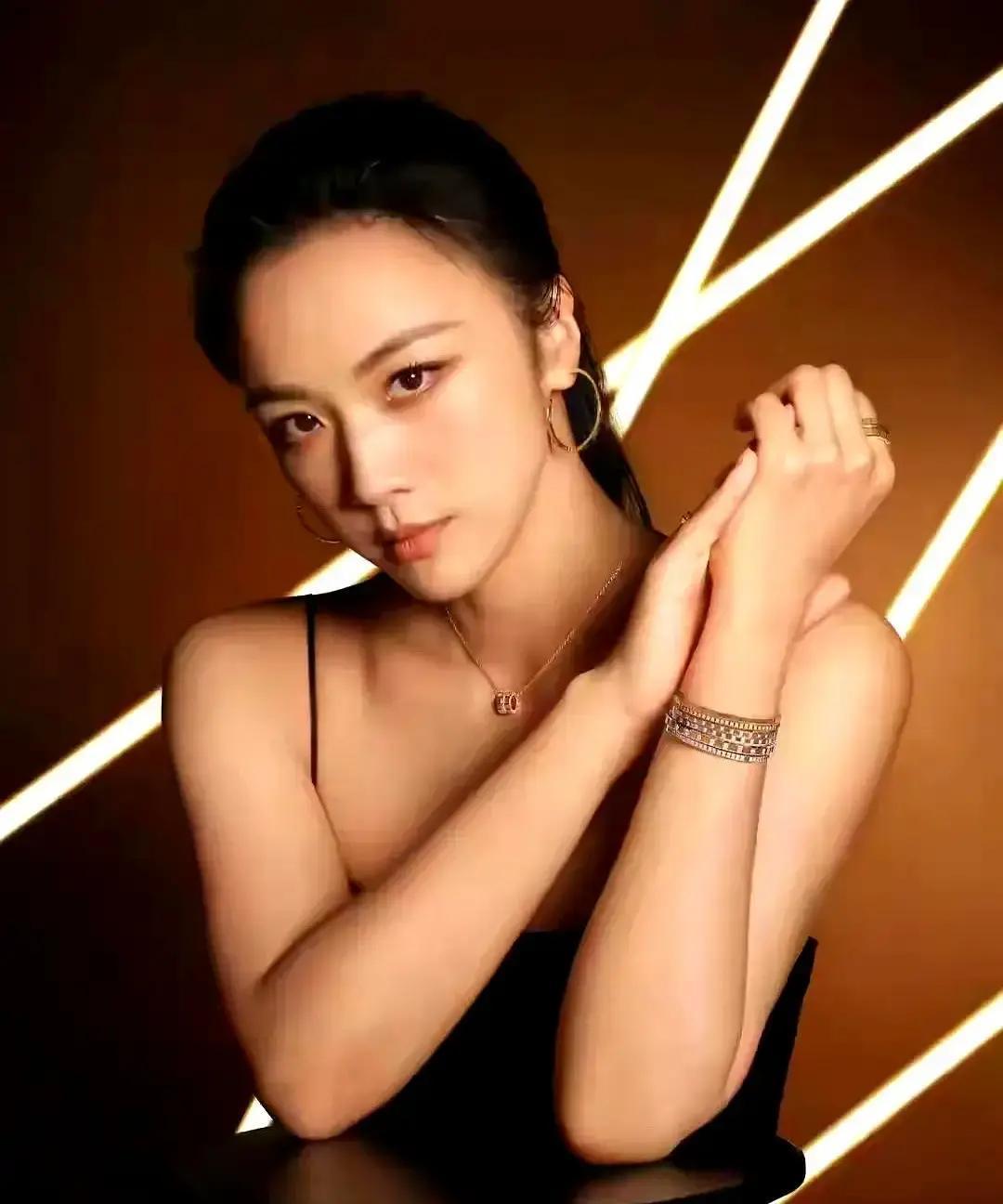 封杀她的人，正在排队请她。18年前，《色，戒》的浪头差点把她拍碎。广告下架