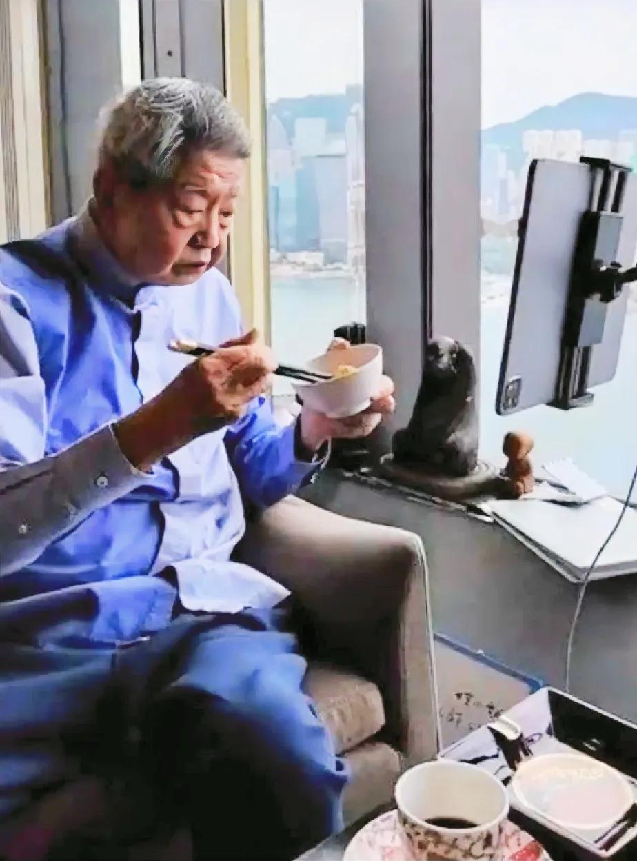 蔡澜其实也是可怜人，虽然他很有钱，非常有钱，但没有感受过什么叫天伦之乐，这