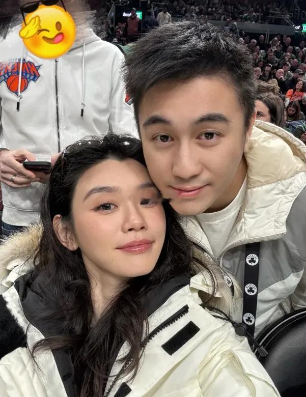 奚梦瑶新年第一天晒美照，和老公何猷君看NBA，穿着一身黑特别有气场，新年造型也是
