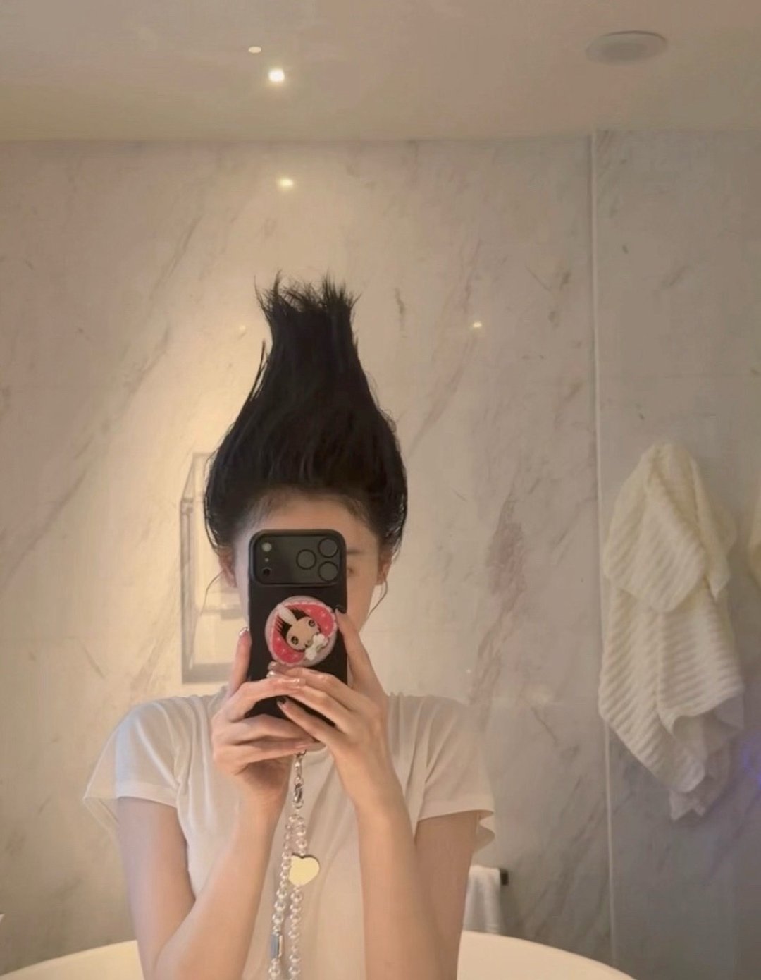 张天爱是怎么做到让发型这么坚挺的，像个小洋葱一样