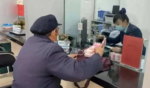 陕西西安，一大爷家里120000元的存款到期，于是来到银行重新存定期，可没想到，
