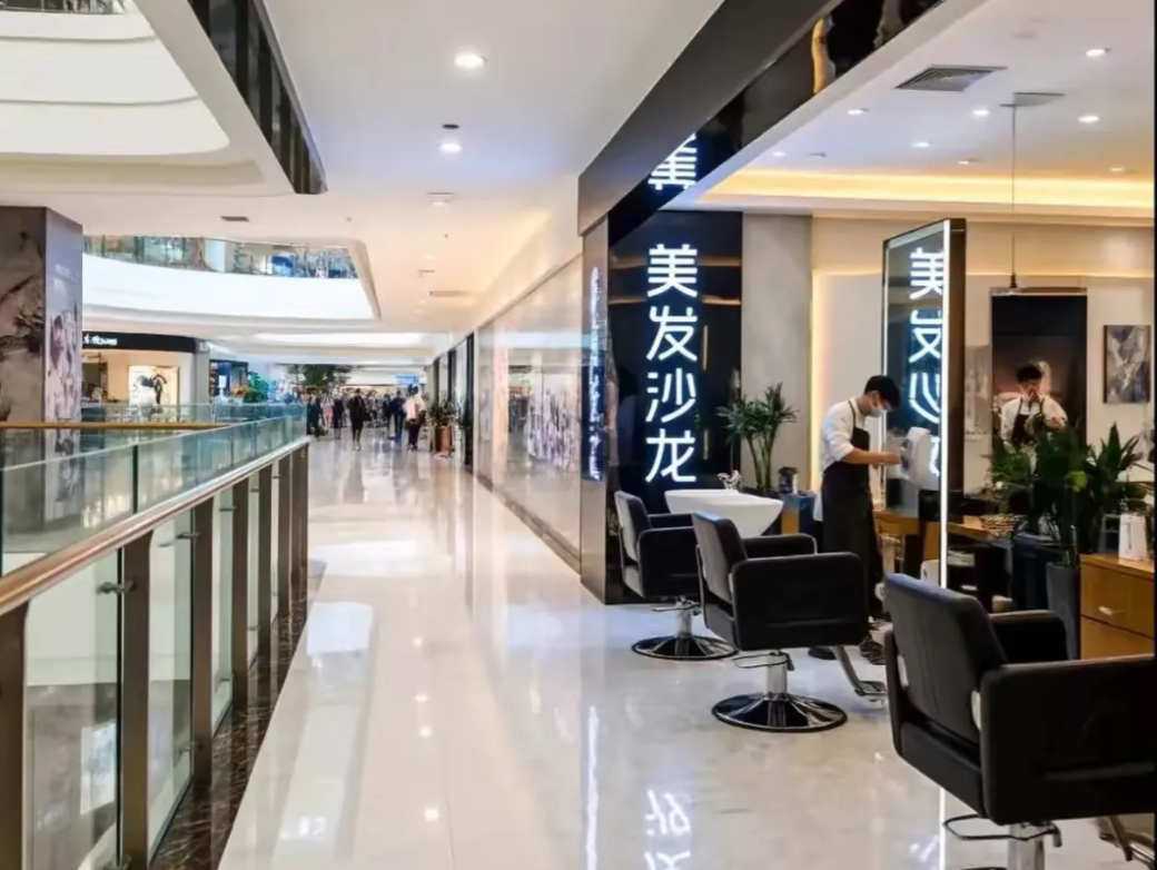 全国理发店陷入倒闭潮，不是没客人，而是自己把自己玩黄了！最近街上的理发店越