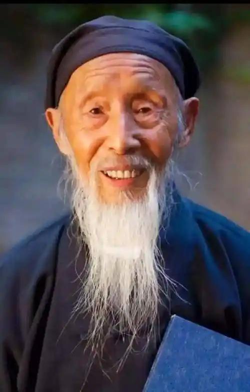 104岁张至顺预言惊人，三句遗言至今无人敢解。2015年7月28日，103岁的张