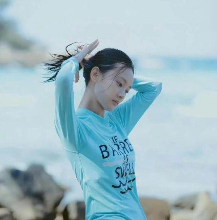 这应该是李一桐还在做替身的素颜吧，别说挺好看的