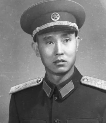 1947年，一名解放军师长，大腿根部受伤住院，这时，一19岁女护士来到他的病房，