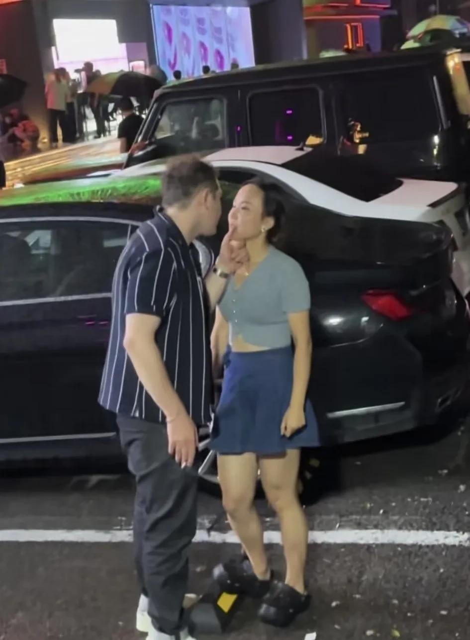 北京三里屯这个女孩火了，被网友拍到和一名外国男子在街头暧昧，这里是酒吧一条街，两
