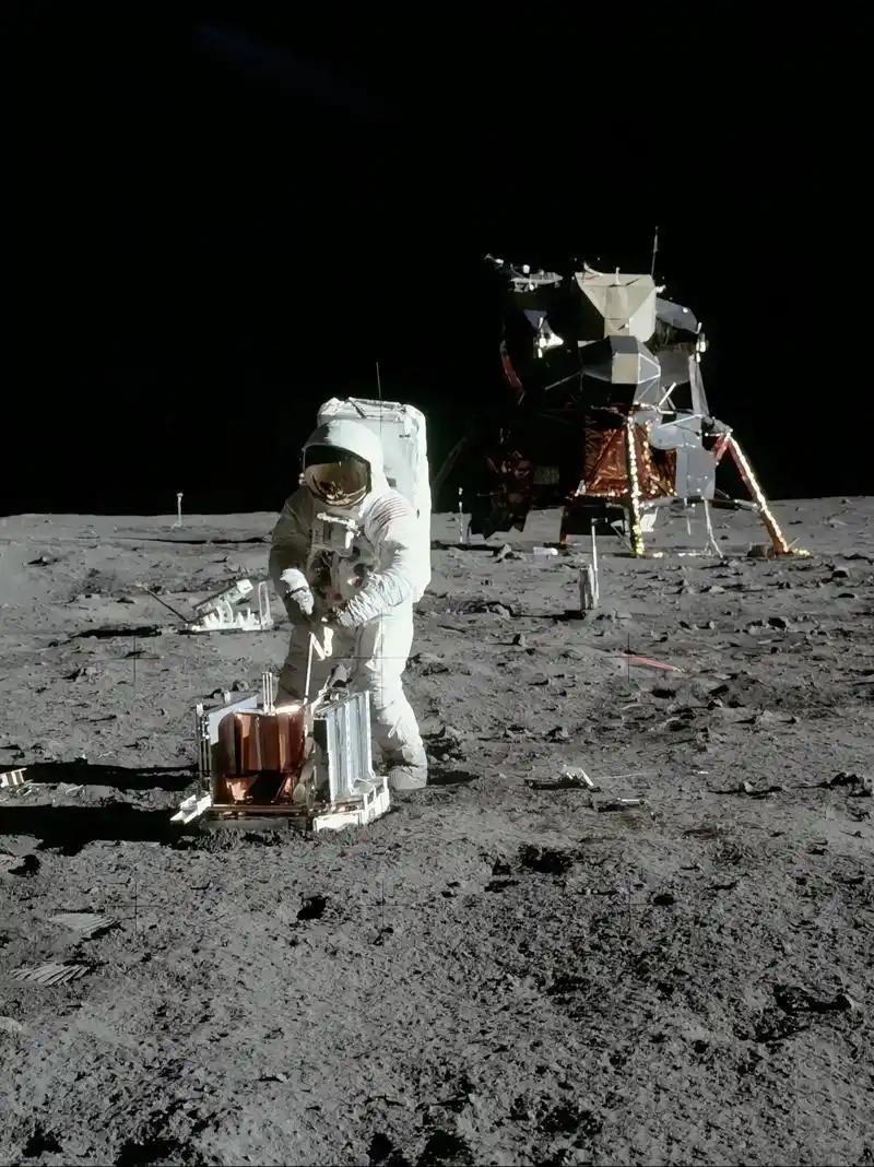 真服了！都2026年了，还有人信“美国登月是假的”？这认知水平真的让人着急！最