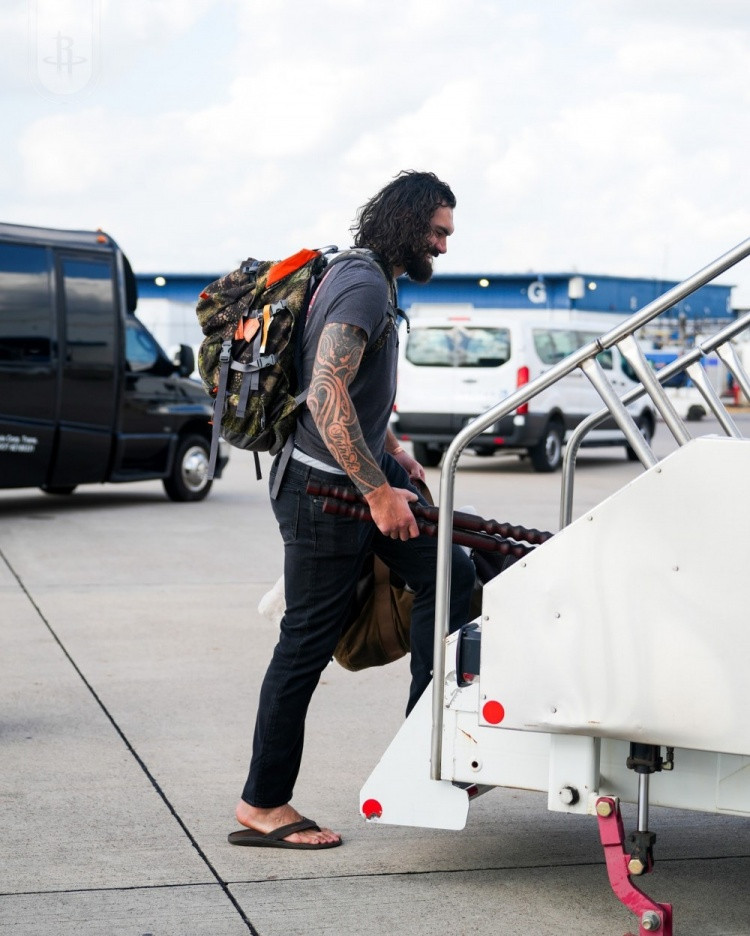 明天早上8点，火箭队会对阵骑士队。为了应对这场客场比赛，火箭队已于今日乘坐专属专