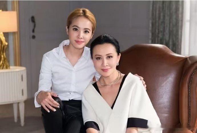 刘嘉玲蔡依林合照刘嘉玲蔡依林合照梦回第三人称！刘嘉玲蔡依林合照梦回第三人称​​