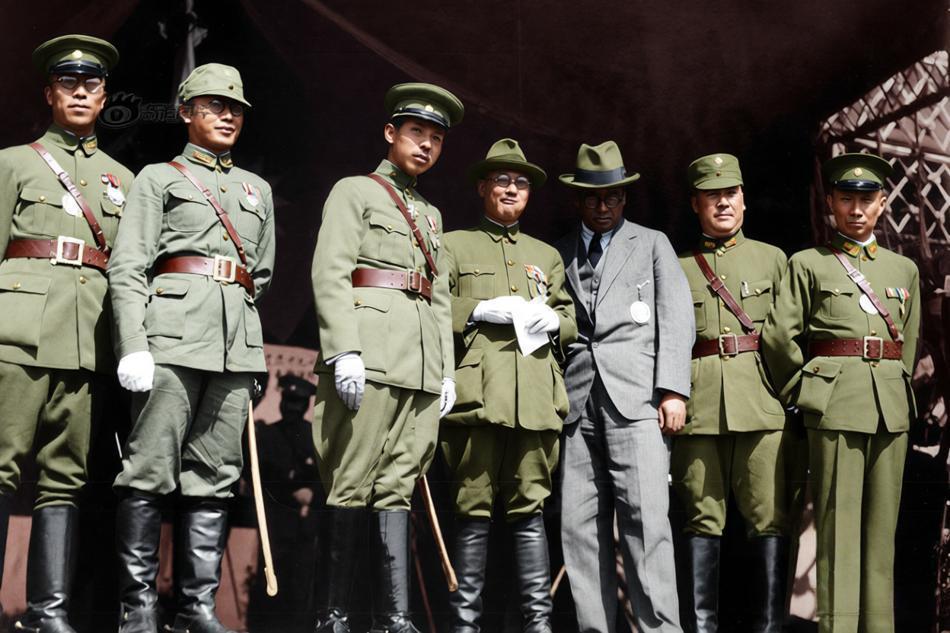 1931年元旦的南京，料峭寒意裹着阅兵场的肃穆，司令台上一众国民政府军政核心层的