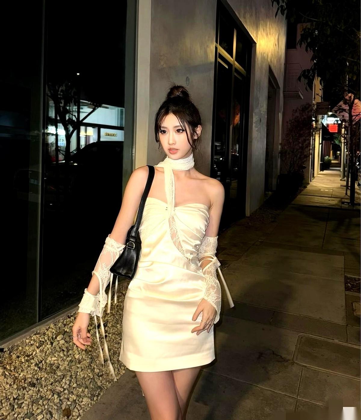 刷到冯小刚女儿在美国过生日的照片，很多人第一反应都是：这闺女命真好啊，被大导演收