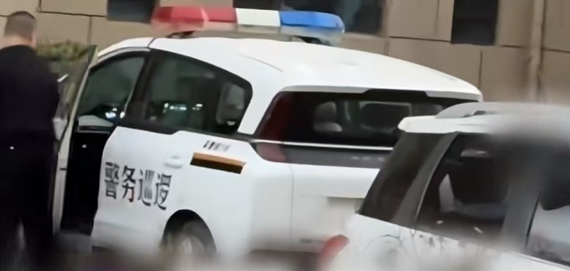 #男子穿便装开警车接送孩子被停职#【宁夏吴忠一男子穿便装开警车接送孩子，已停职！