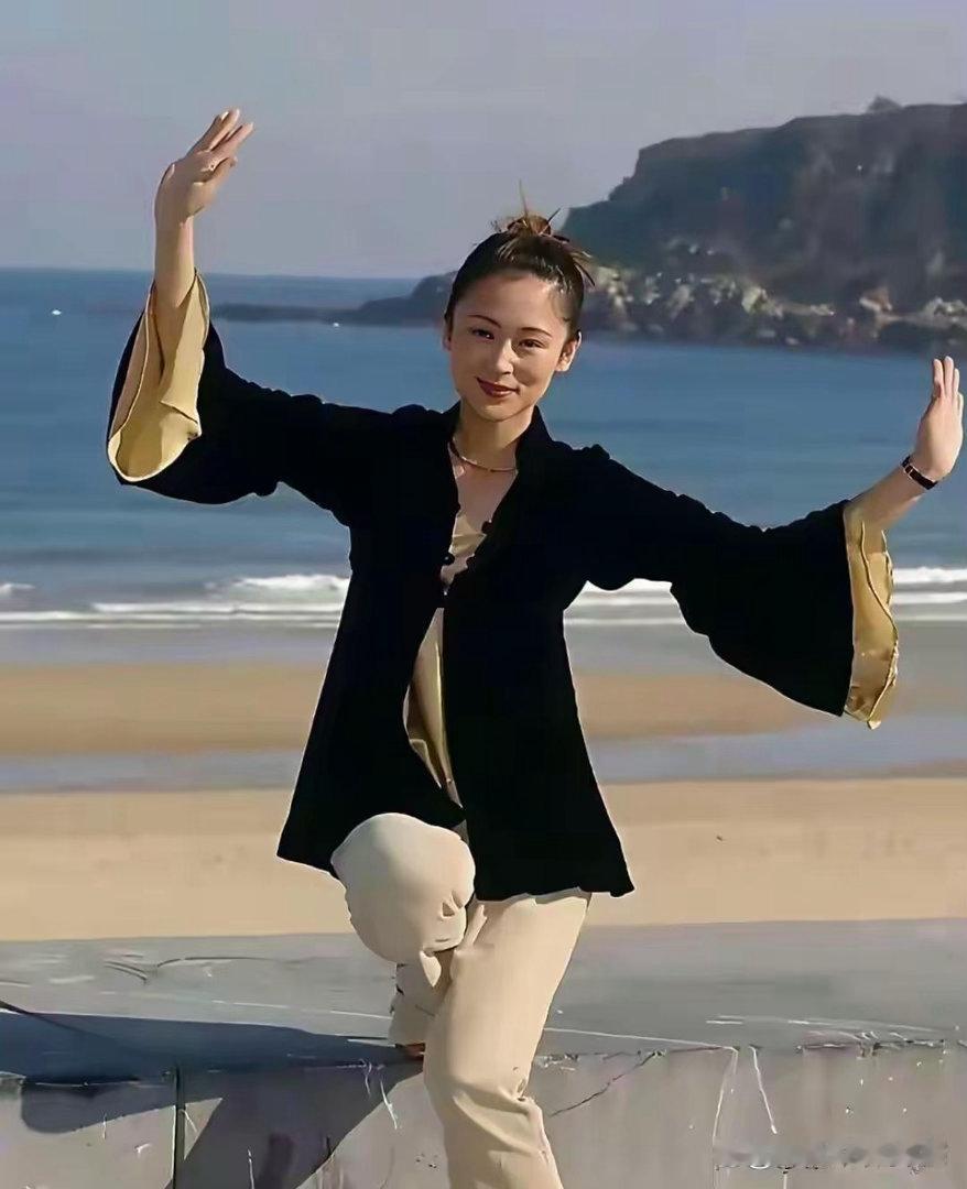 女神老了，身材不如从前了，不过还是好漂亮啊！​​​