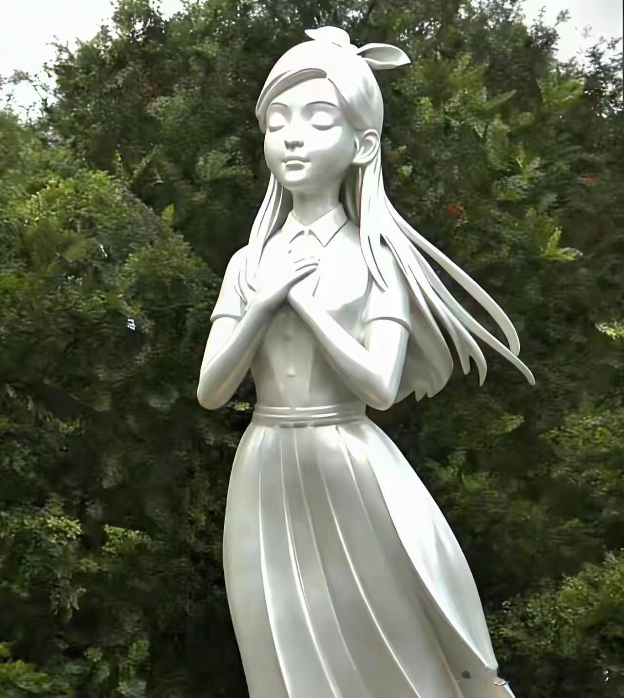 这就怕货比货，放在一起看实在是太扎心了。具俊晔亲手给大S设计的那个雕像，说是