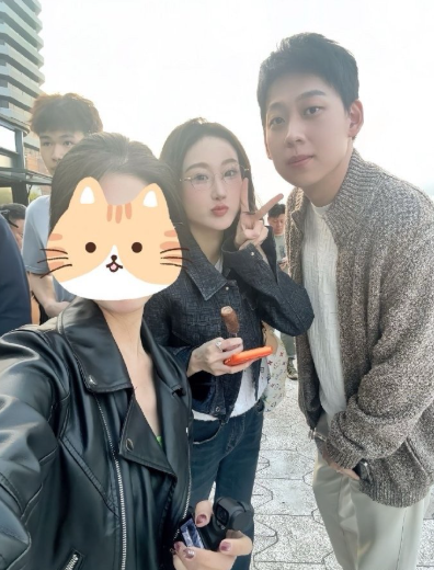 网友香港偶遇陈雪凝夫妇旅游，陈雪凝老公耐心帮陈雪凝拍照，夫妻俩依旧感情稳定恩爱如