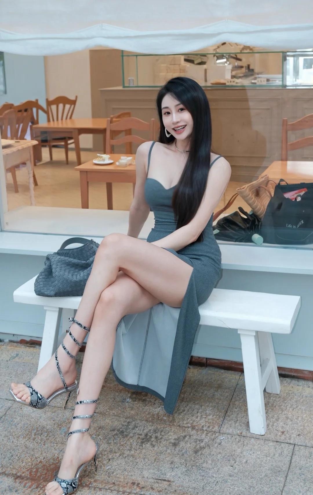 怎么还在露腿还在穿吊带oots街拍被自己迷倒了腿精腿长一米八我的日常