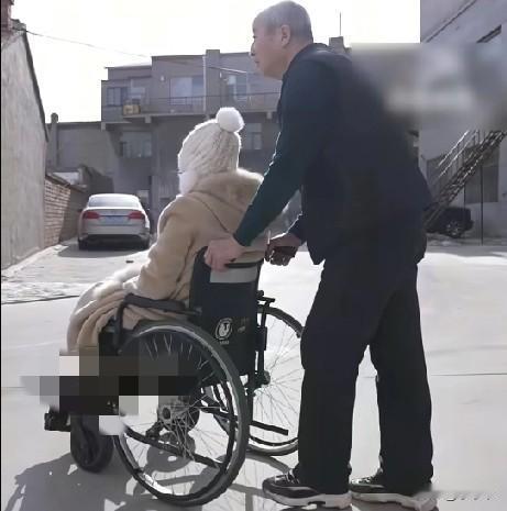 内蒙古呼和浩特市，一女孩因车祸致残，父亲20年间拍摄数千张照片记录其康复过程。6