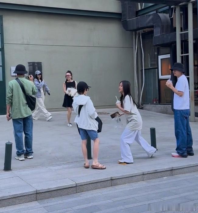 霍思燕一家与贾乃亮一家出游贾乃亮一家与霍思燕一家出游霍思燕一家与贾乃亮一家出游