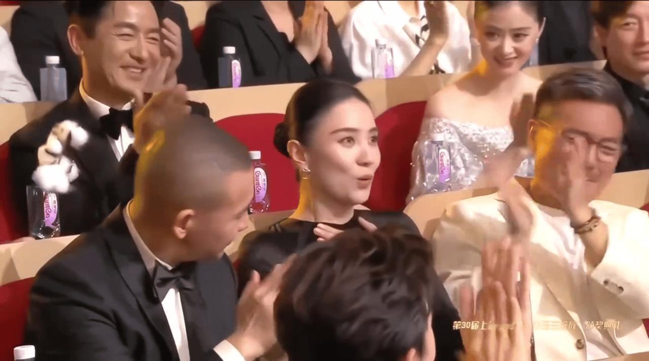 宋佳和热巴得奖时，闫妮的表情[笑着哭]​​​
