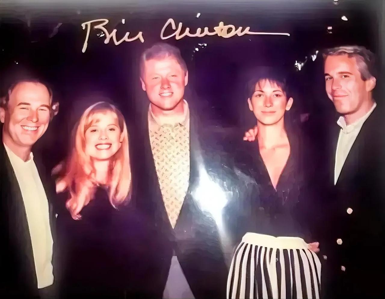 不久，美国国会众议院第二次公布有关爱泼斯坦案件照片，其中一张照片显示（从左到右