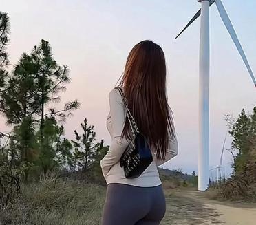 哇，这风力发电机下的风景真美，周末出来走走心情都变好了！???????