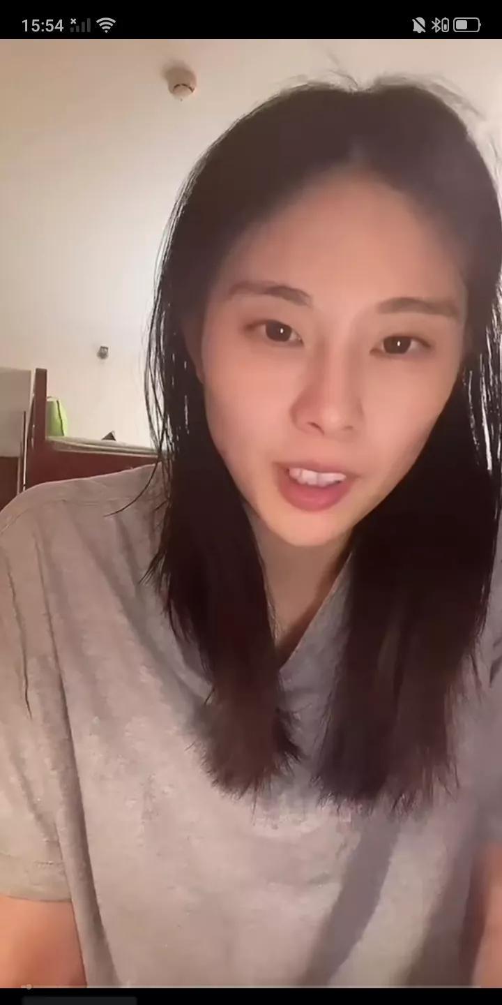 昨天中国女篮名将王思雨开启直播与球迷互动，当被球迷问道自己的择偶标准时，这个来自