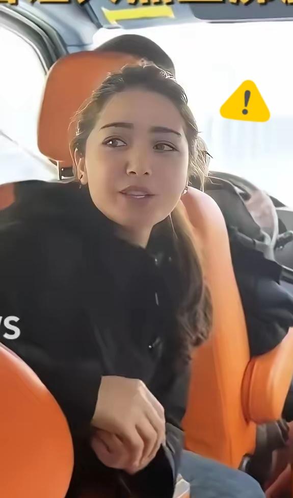 炸了！新疆导游为台湾同胞介绍天山胜利隧道时说：因为人民需要这样一条好走的路，祖国