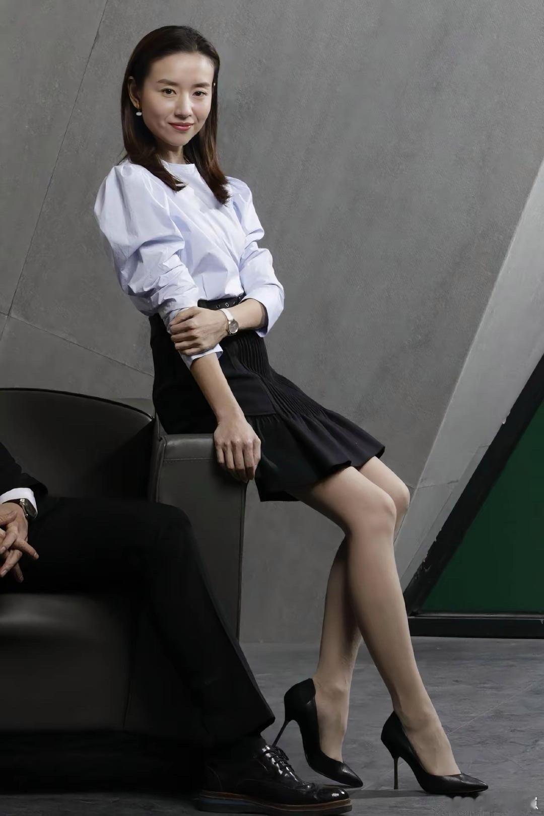 董洁优雅坐姿搭配经典黑白穿搭，完美展现出干练又温柔的职场女性魅力