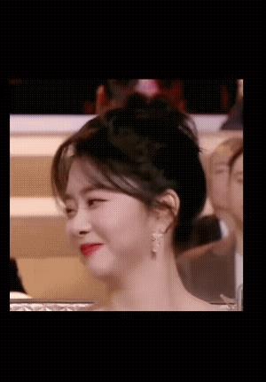 一个如此乐观，不被黑粉吓倒的姑娘！网上时常有不安好心的人说谭松韵个子矮，什么矮