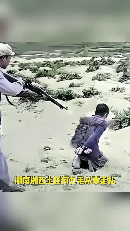 1952年长沙郊外刑场上国军少将洪宗扬正准备接受处刑，湖南省主席谭余保的女儿谭木