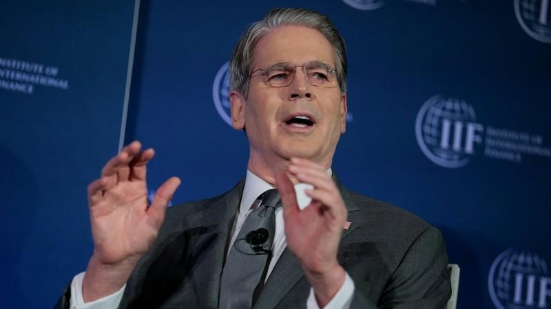 4月14日，贝森特指责中国在中东危机时期囤积石油、限制部分商品出口。4月14日