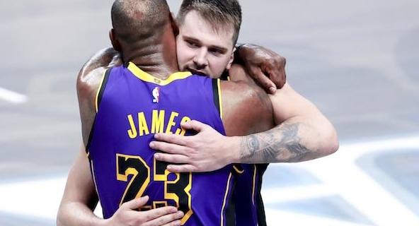 湖人队如果这么干，能封神吗？最近看有球迷脑洞大开，给湖人设计了两笔惊天交易。