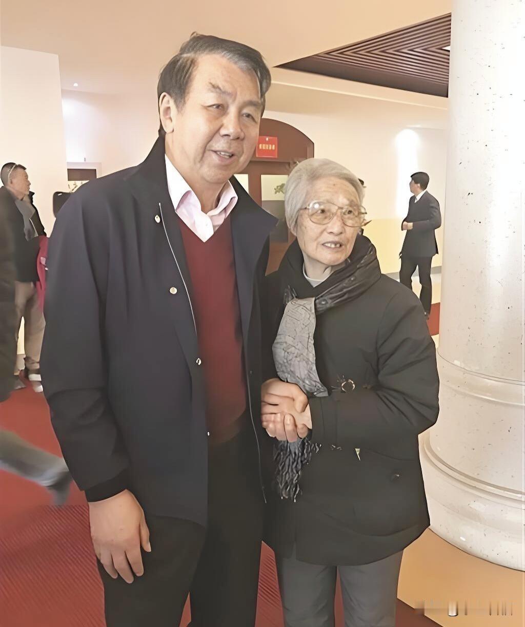 女排教父袁伟民近况：这张照片是2026年7月网友在北京拍到女排教父
