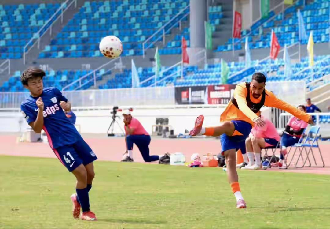 韩鹏真有眼光，走了吴兴涵，济南小伙德尔加多顶上。在广州冬训与香港志杰队的比赛中，