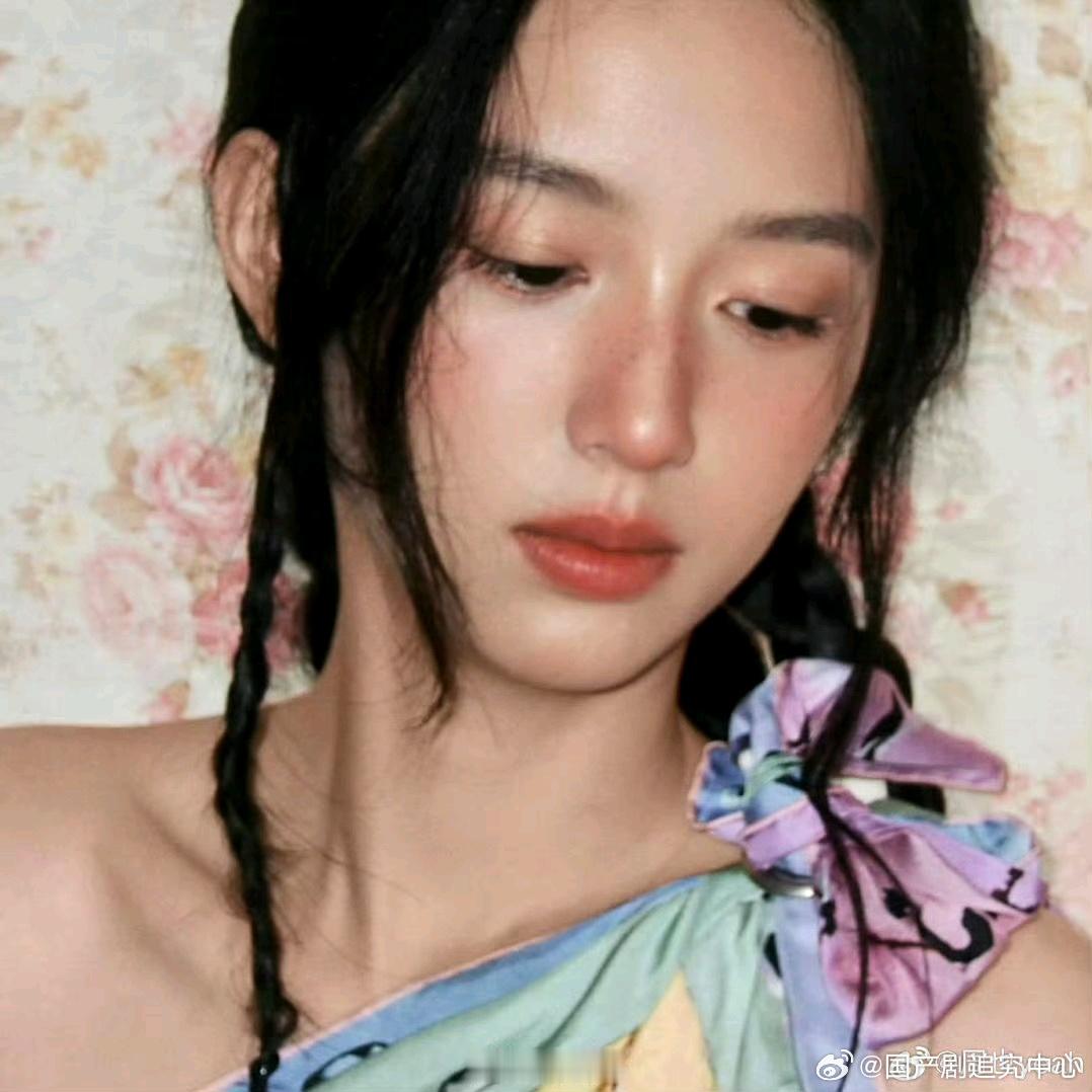1.《念相思》的导演很喜欢拍夜戏，不仅苏晓彤熬大夜只拍了一场，虞书欣最近半个月更