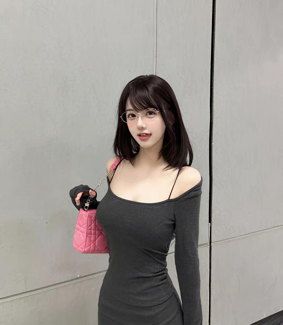 长长的石阶逐级向上延伸，金属扶手映射着冷白的灯光，空旷的地铁站内一片静谧。她端坐