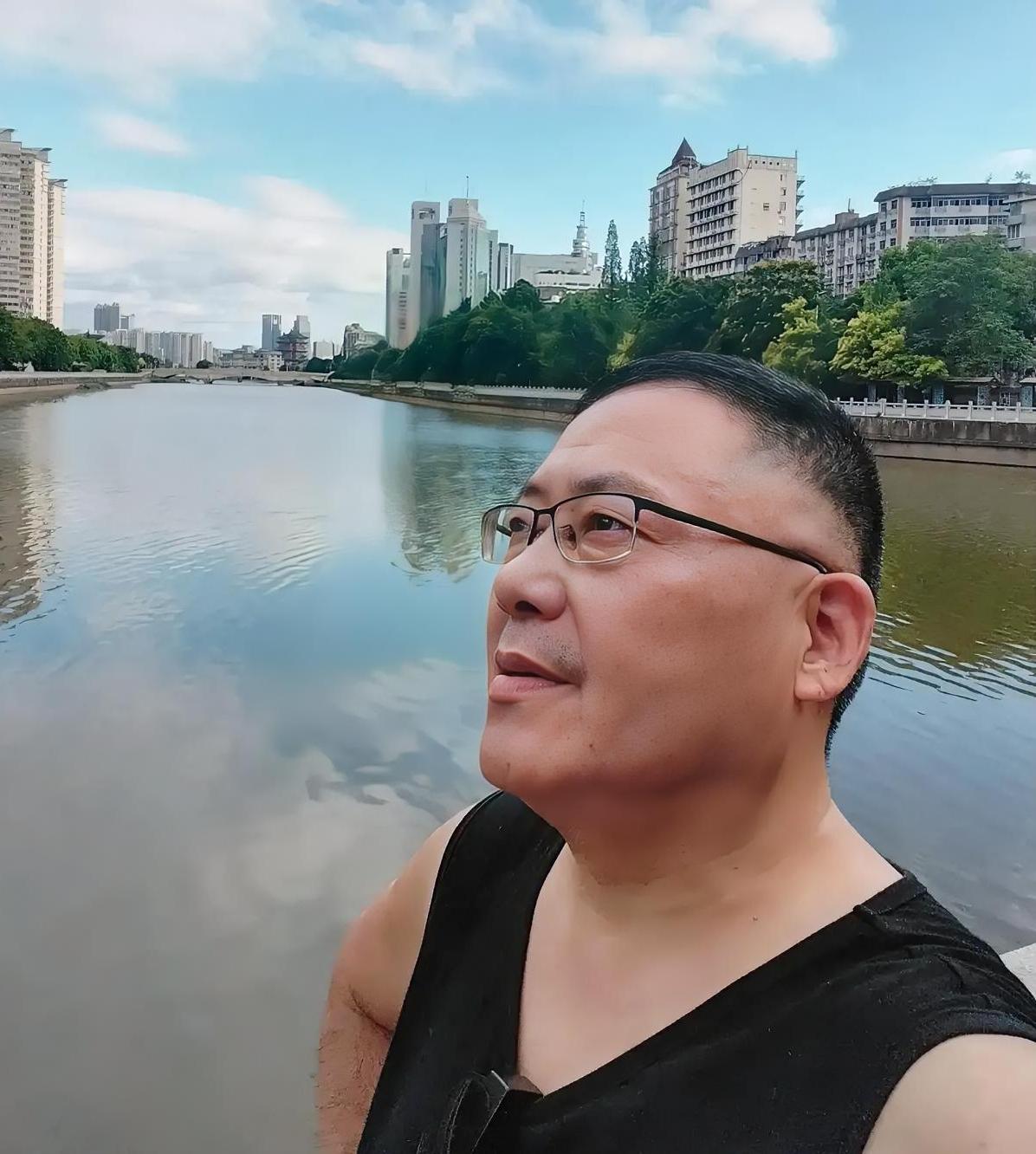 很多网友都抱怨老王不该回南昌，要是在深圳退休，最少养老金有七八千。还有的网友