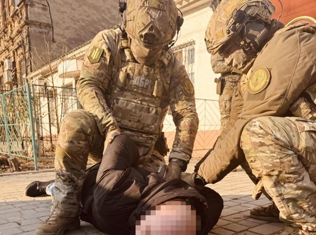 【乌调查局打掉一个帮人逃兵役小团伙】根据民众举报，乌克兰国家调查局经数