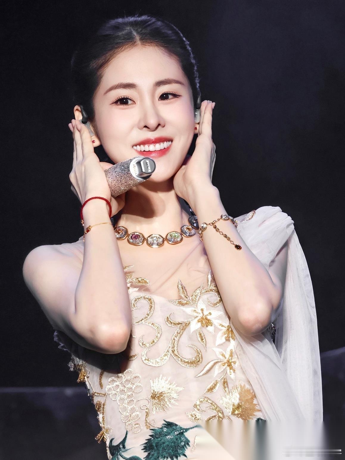 总有人阴阳怪气说她命好，可真相往往最扎心。张碧晨压根不是什么天选幸运儿，而是拿