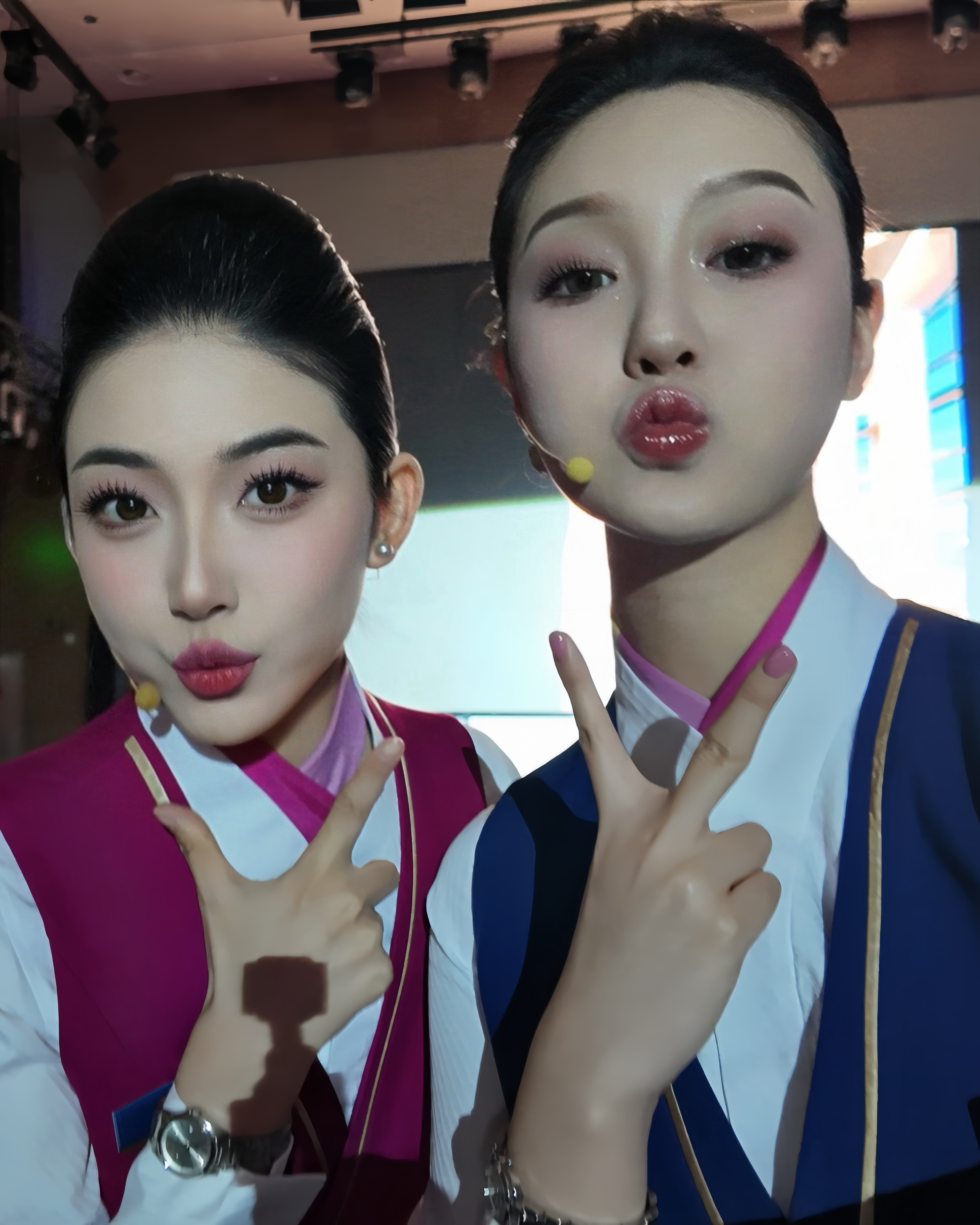 南航空姐的制服照，好美呀，姐妹花。​​​
