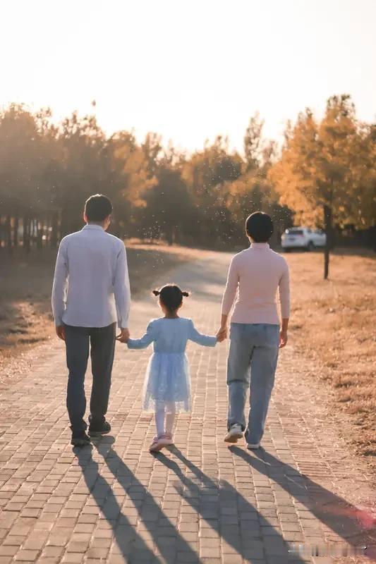 远房表妹三十岁了，和父母商量着招个女婿进门。她本以为父亲会很高兴，毕竟将来生了孩