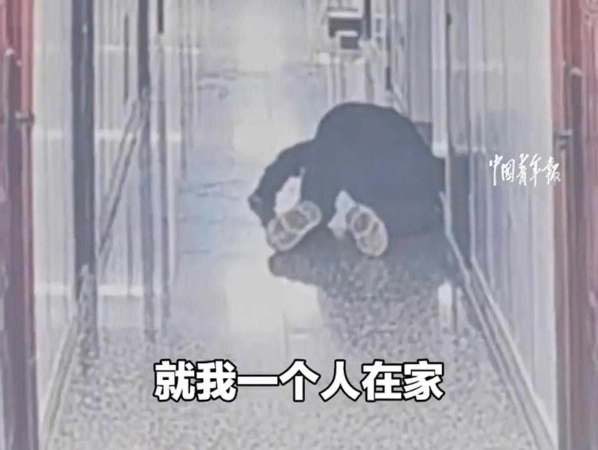 又好笑又心疼！男子做饭切到手指，当场晕血。醒来后，他没打120，没叫家人，而是做