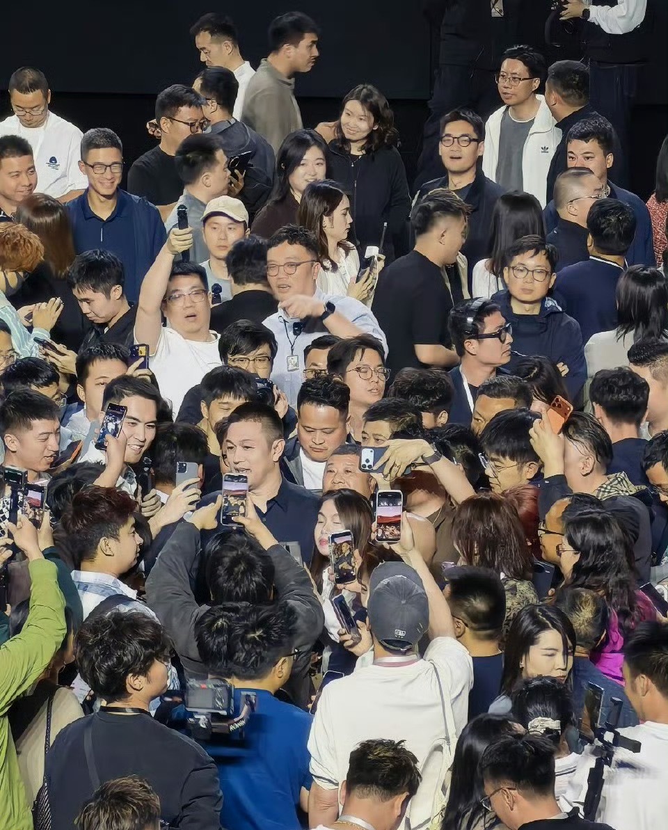 昨晚这个场景的传播效率比ES9发布会还要高！这些照片很直观地体现了蔚来“用户企业
