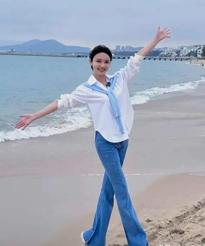 不知道为什么有很多人总拿她跟董卿和周涛比，毕竟是属于不同年龄段的主持人，作为央视