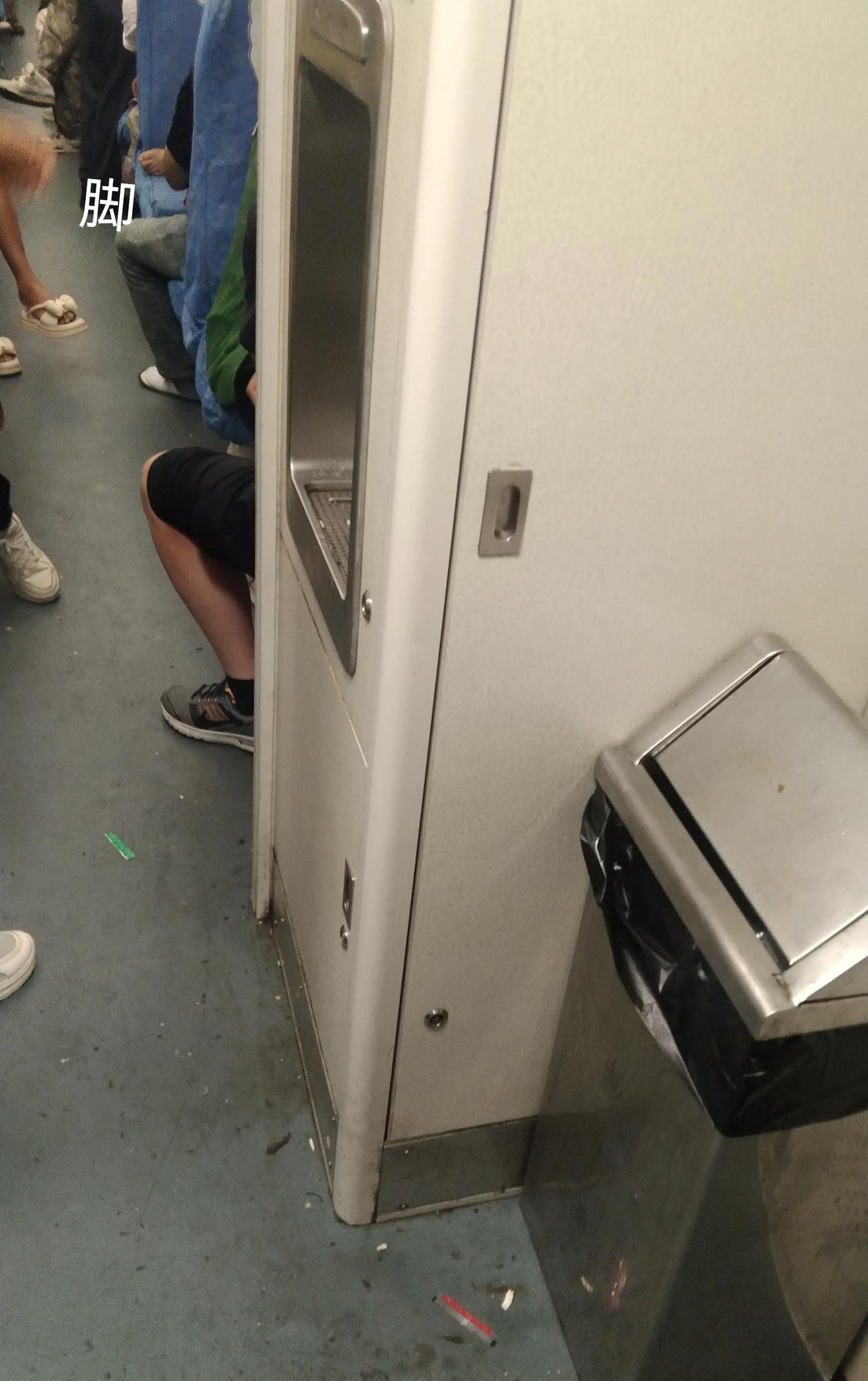 多少年了，火车上这个“怪现象”还是有。有很多年没坐火车出行了，本周有空，带着孩子