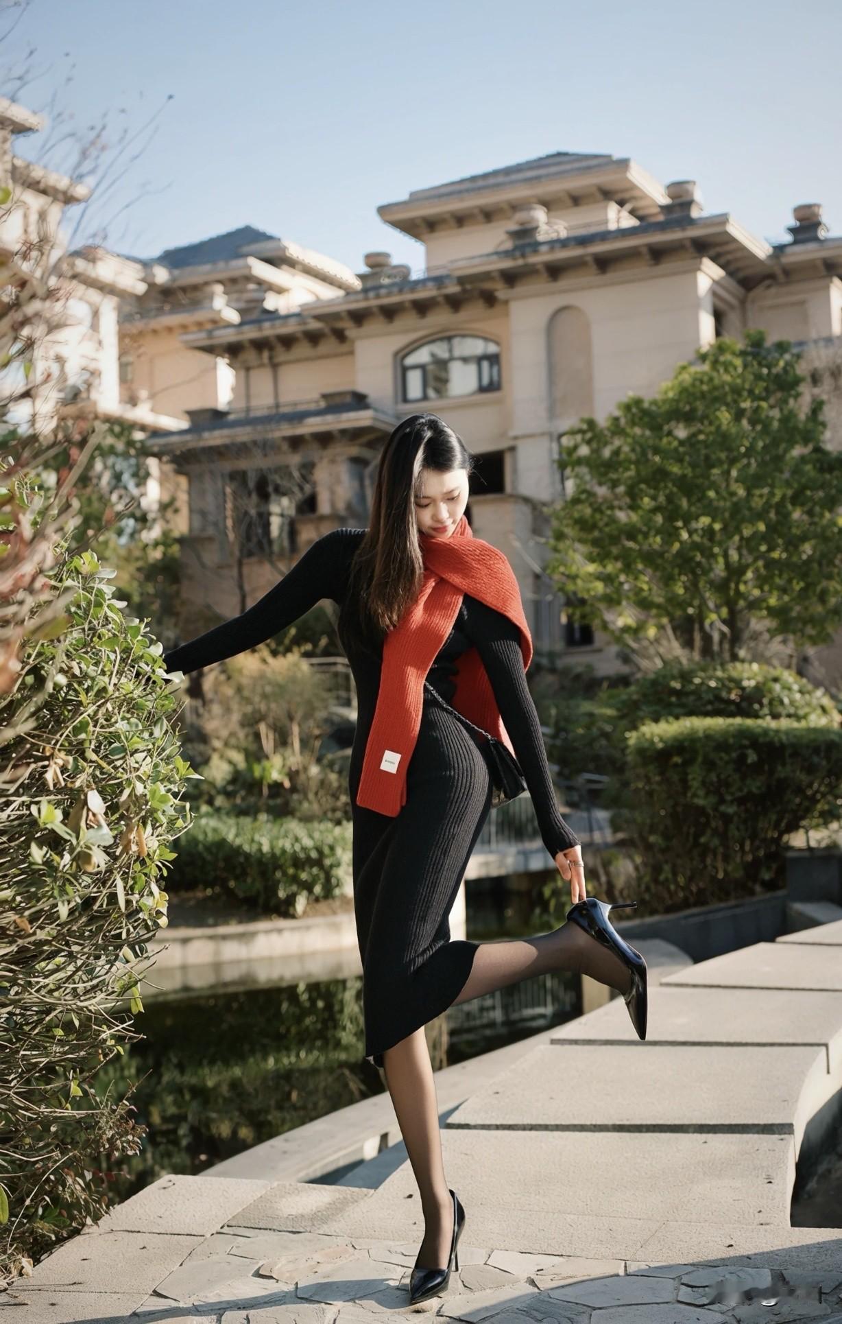 为什么黑色高跟可以经久不衰?黑色给人一种神秘、高贵的感觉，提升气质。