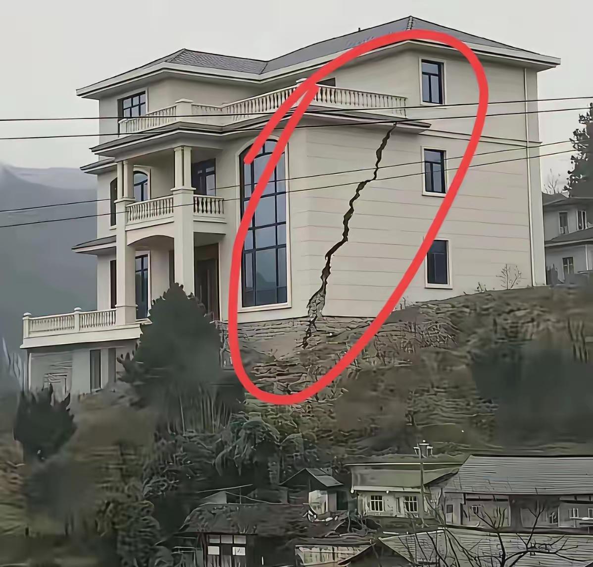 如果家里这样了，该如何补救？感觉这样的房子都成危房了？装修补救技巧合理处理方法